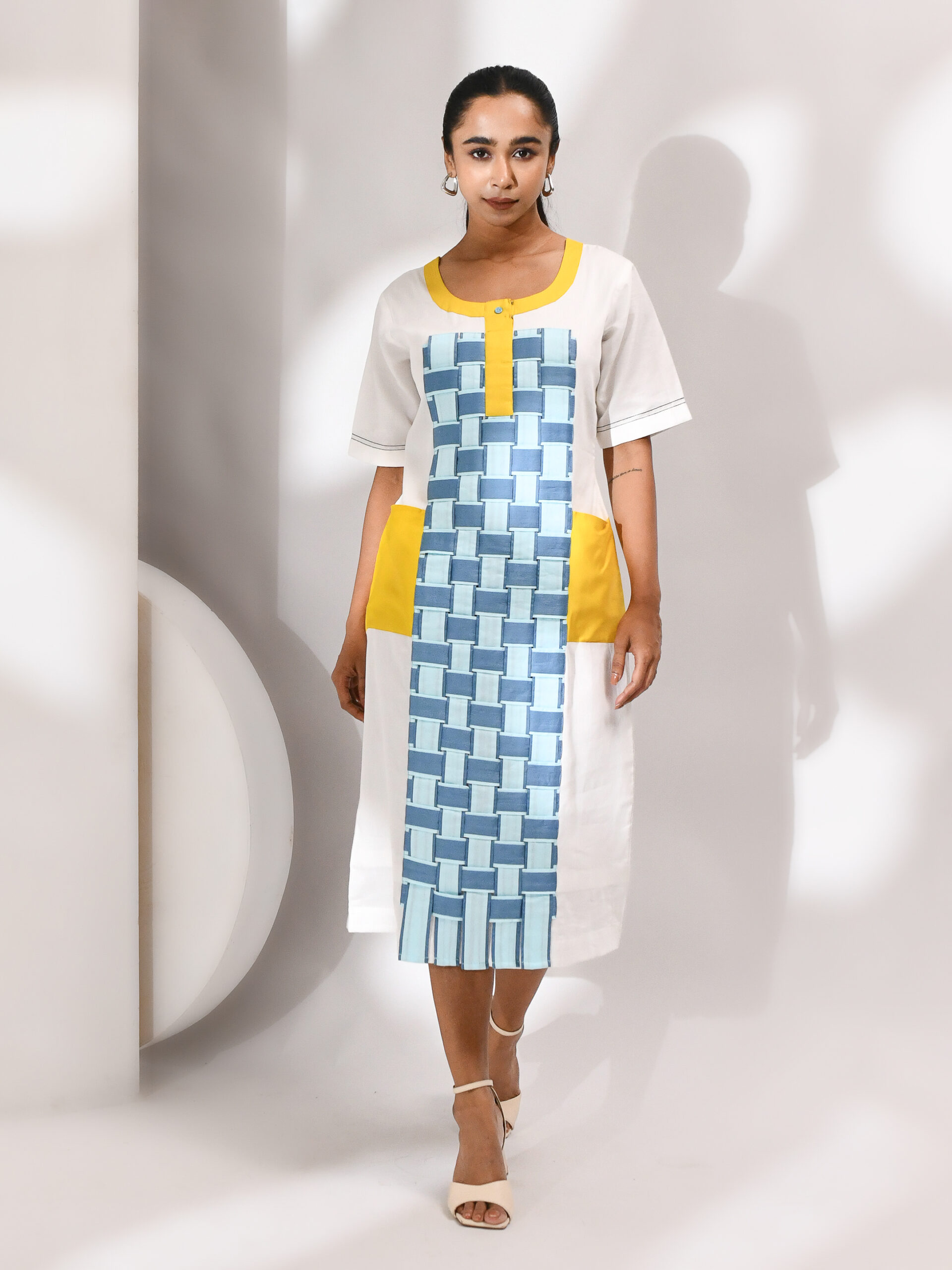 White and greyish-blue cotton dress with textured interlaced front panel and front pocket – Golden Muslin